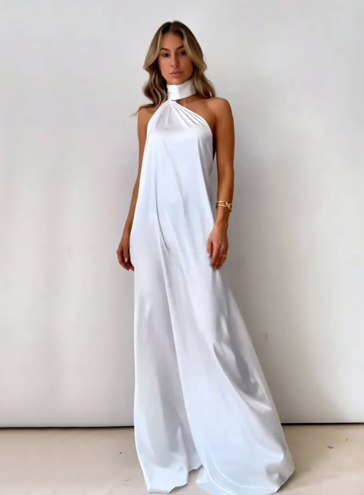 ΦΟΡΕΜΑ MAXI ΜΕ ΑΝΟΙΧΤΗ ΠΛΑΤΗ HALTER NECK ΛΕΥΚΟ 25457